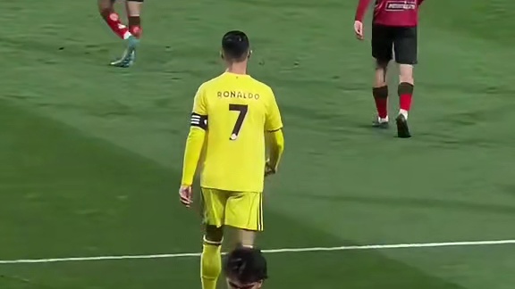 足坛影帝上场！C罗只是一个眼神，后卫就慌了！