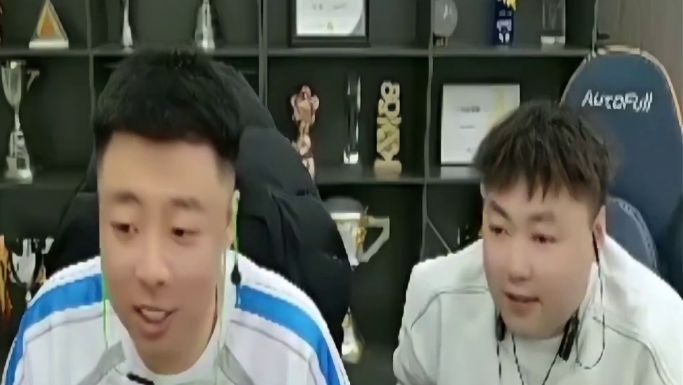 各大职业选手们看，Jwei战绩20-2。AG港口10:1血虐EDG，Jwei突破位10KD！全员表示