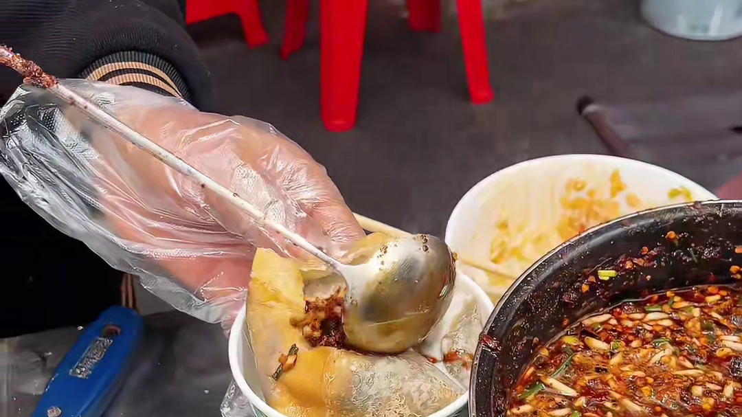 贵阳街头恋爱豆腐裹，出了贵阳吃都没吃过