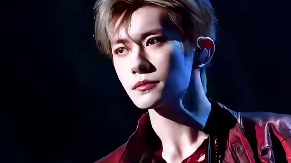 王俊凯王源给易烊千玺送了花篮