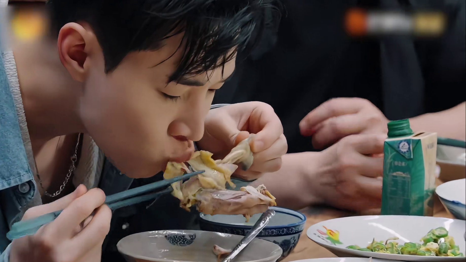 黄磊精心炖煮了一锅鸡汤，大华喝了一勺后竟满脸震惊