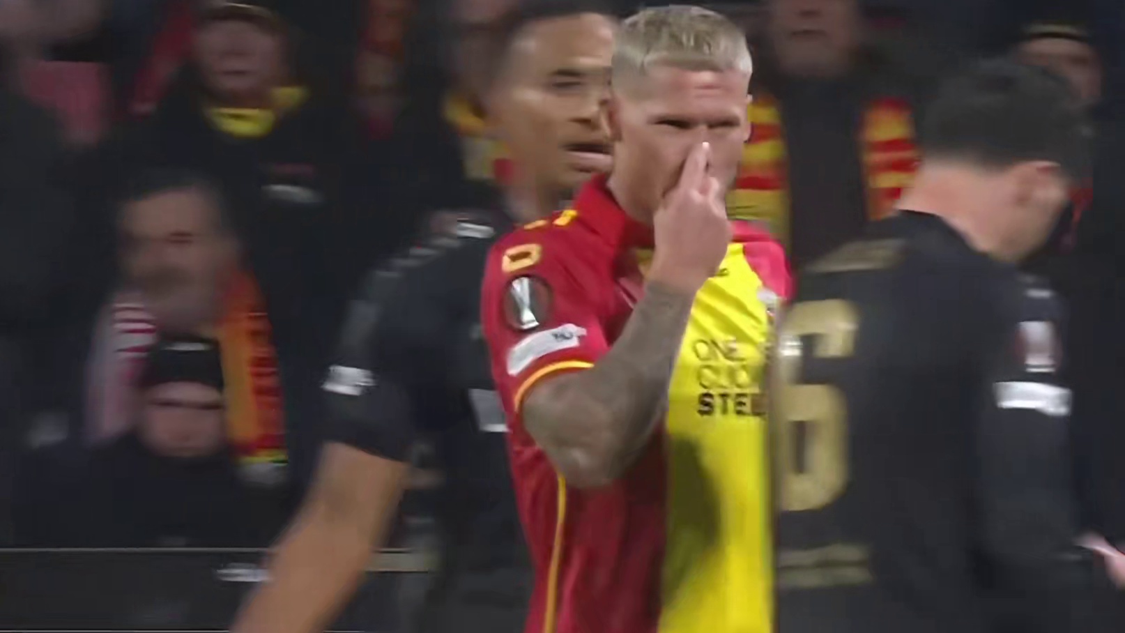 欧联杯赛场，出现了十分恶劣的一幕