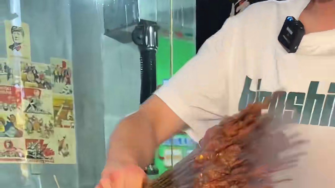 街头偶遇烈火牛肉小串！我怀疑他在玩一种很新的烤法！但是确实好吃！