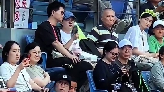 女球迷影响比赛拿护照挑衅安保人员，最后被抬出球馆!