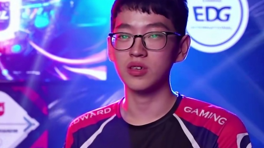 是宿敌亦是益友，Scout祝福Xiaohu职业生涯11周年。 *素材来源于网络