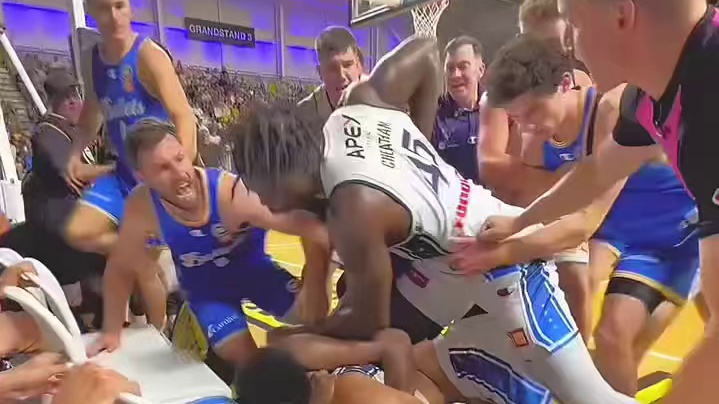 篮球赛场上激烈对决，选手们拼尽全力争夺胜利！#篮球