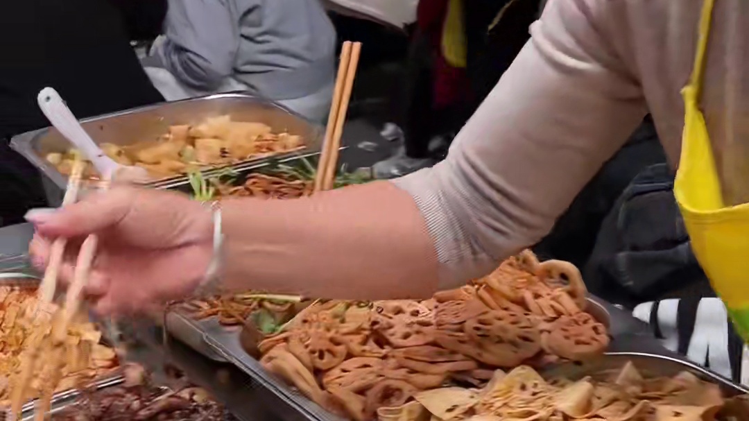 偶遇重庆路边碳火烤鱼，配菜还可以自己随便选！老板还挺帅的！