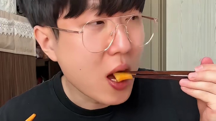 韩国小伙的热狗测评