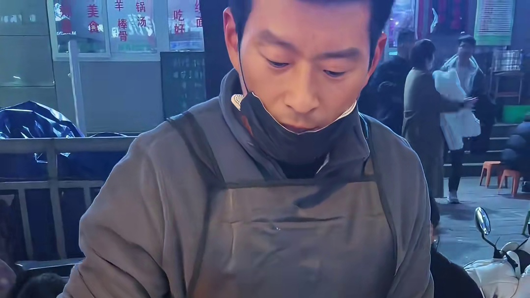 街边现做瘦肉饼，五元一个，你们喜欢吃嘛？