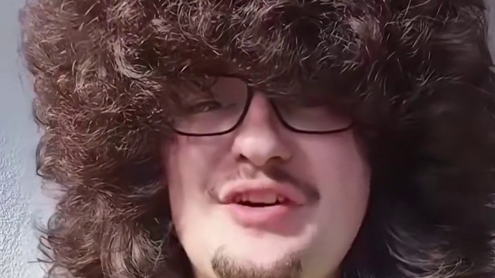 这回能剃吗？曼联目前三连胜，蓄发哥已一年半没理发#足球