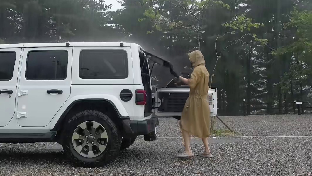 暴雨中的移动堡垒：一位女性的极致露营艺术。