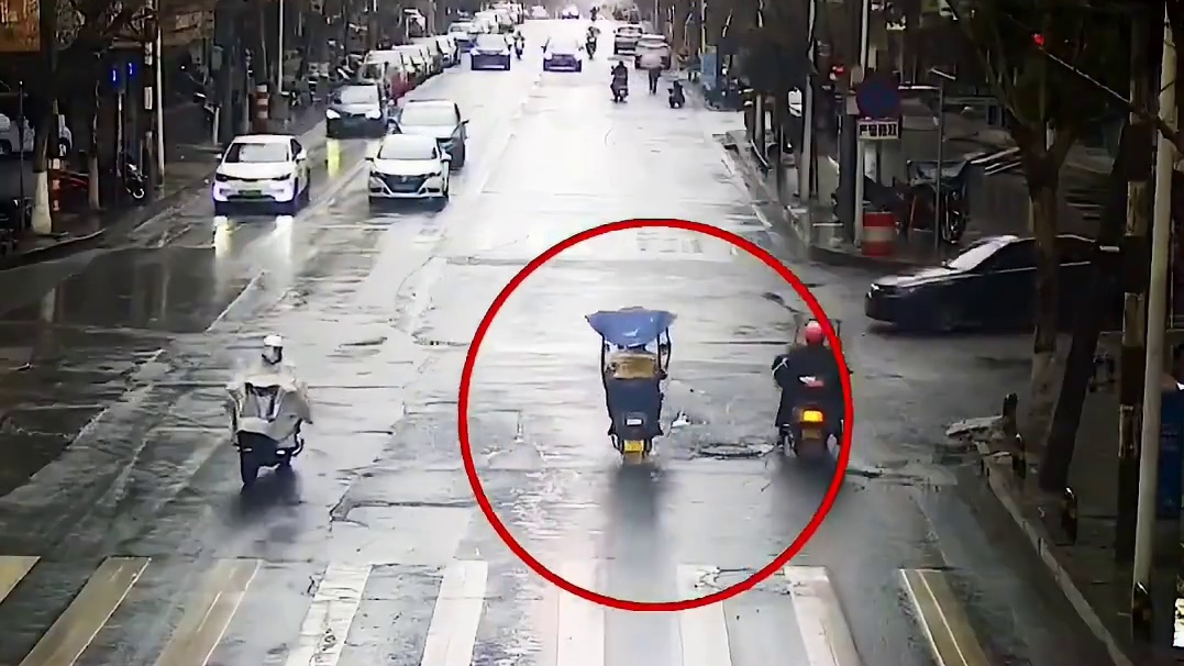 快递小哥问红灯被撞