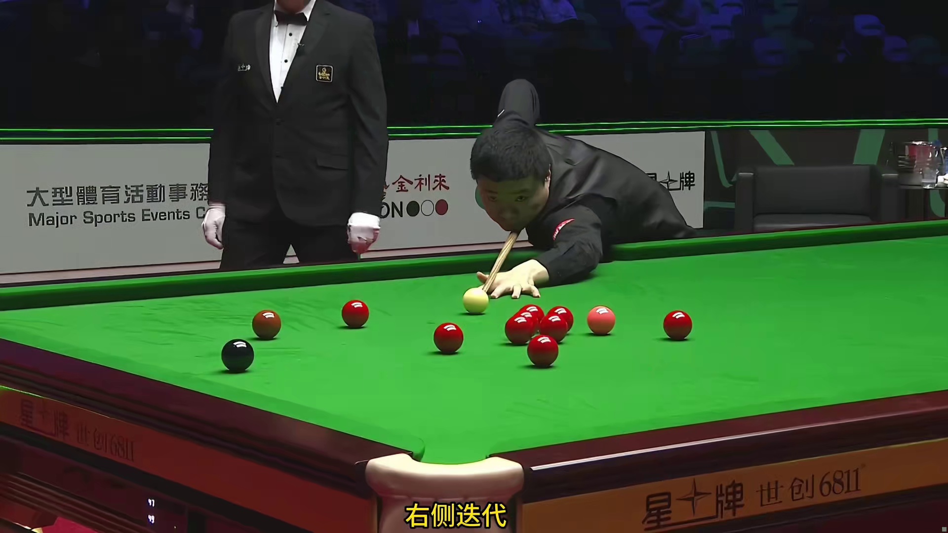 斯诺克世界大奖赛，丁俊晖再胜霍金斯，结局一幕把裁判逗乐了！