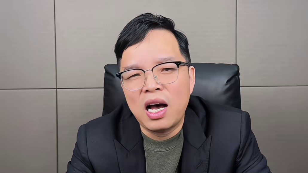 奇葩案例：去地里抓蚂蚱下酒，叔叔连夜送银手镯