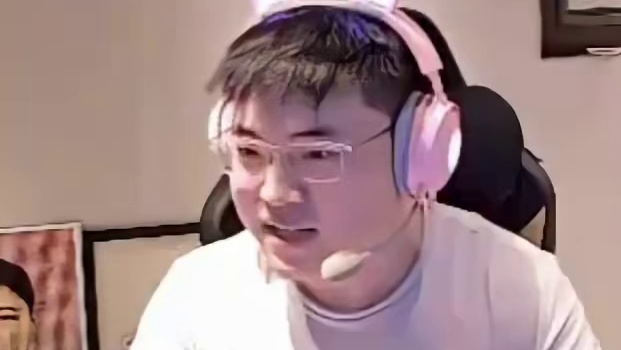 播完就退休？乌兹复播礼物收麻了，开始调皮：感觉这场播完都可以退休了，礼物收满了！今天既是首播，也是最