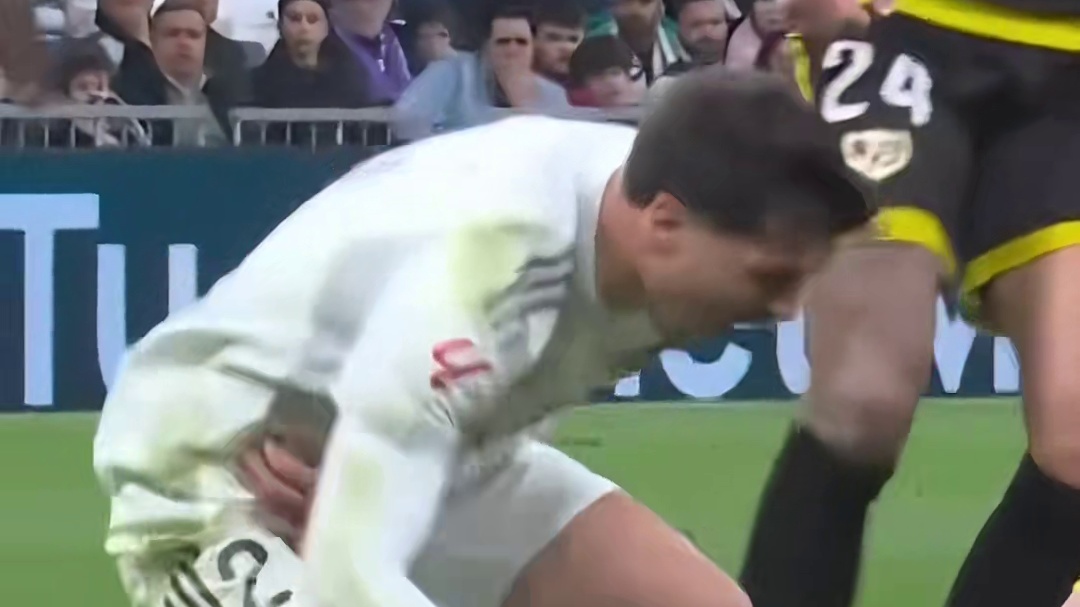 禁区内倒地造点了，破门成功