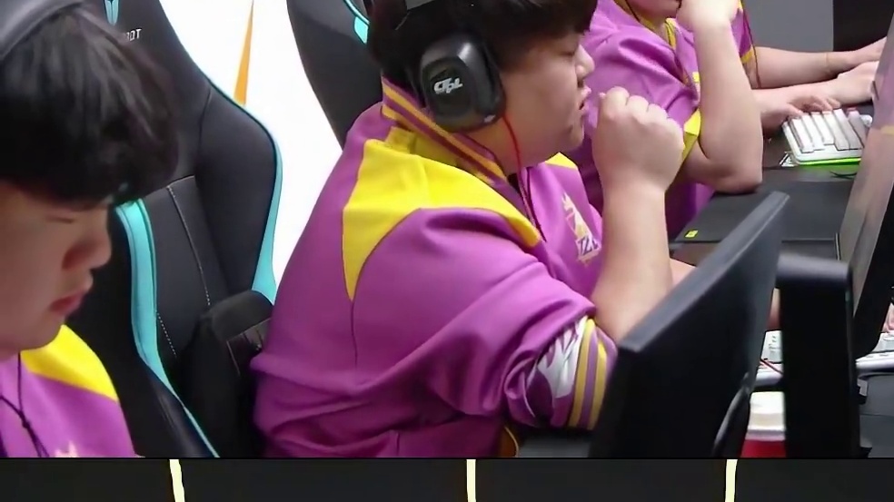 罗浩暂停期间复盘战术，教练突然打断直接给罗浩整得没心态了，念旧宋皇观战当场绷不住