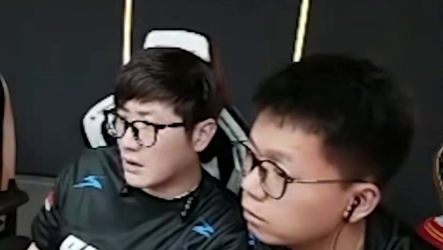 小威终于发挥了残局拿下罗浩，老白非常激动