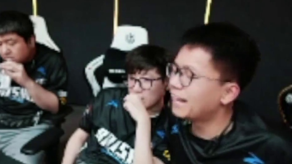 白鲨黑色城镇输掉最离谱1V4残局，语音曝光老弟骂街没心态给念旧笑的不行