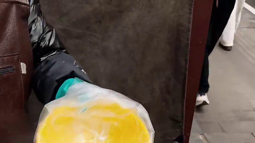 郑州街头大烩菜，10元一份还送馒头，第一次见十几种菜一起做