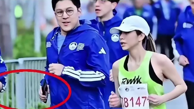 原来霍启刚跑马拉松带手机是有原因的