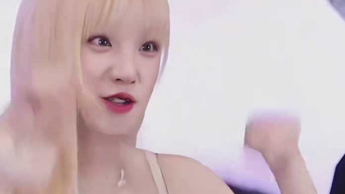 白鹿宋雨琦的T恤是闺蜜装