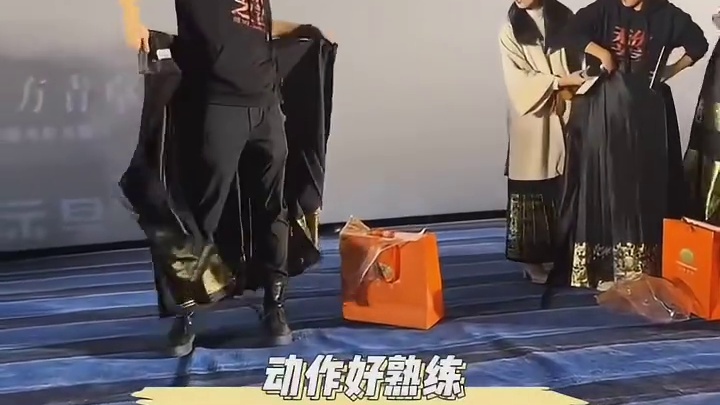 张译穿 马面裙 ，来回转圈圈 真的上头了