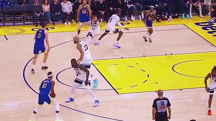 库里复出就命中三分