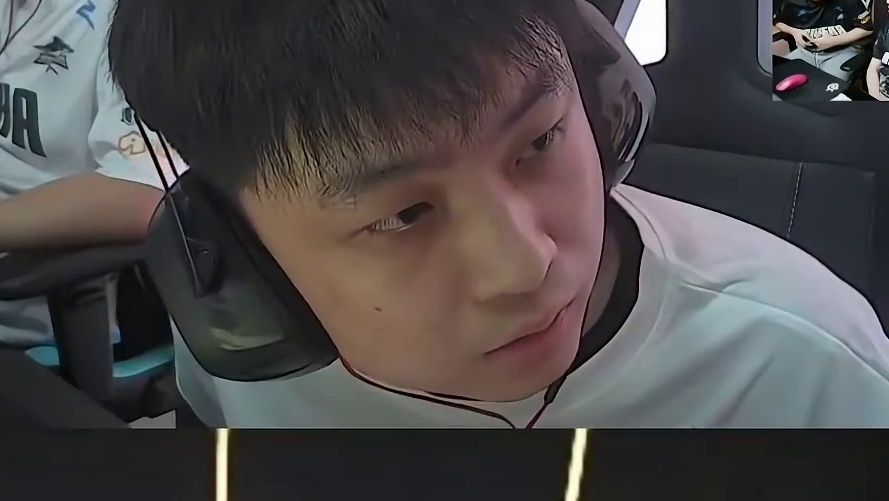 白老板生气怒拍桌子