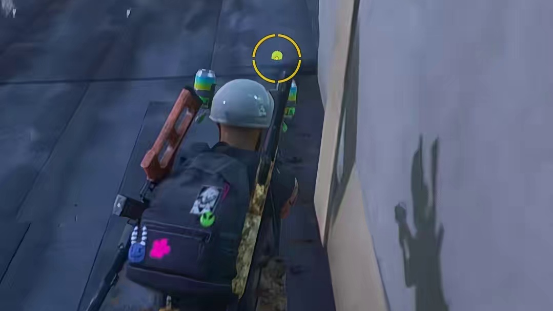 偷偷的，悄悄地。