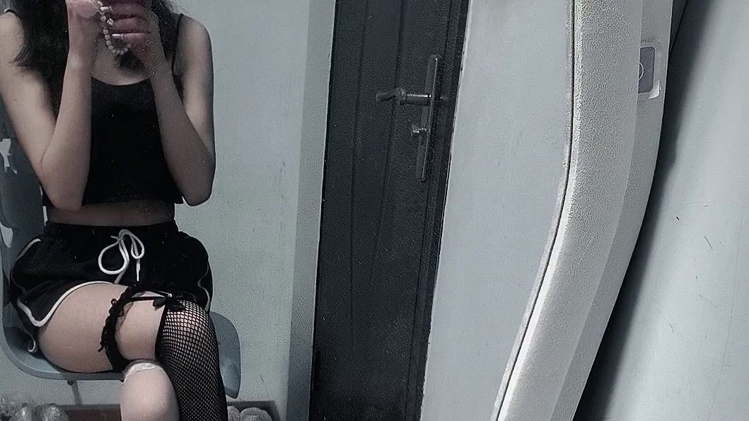 风把我们的故事吹远，我却还在原地怀念。