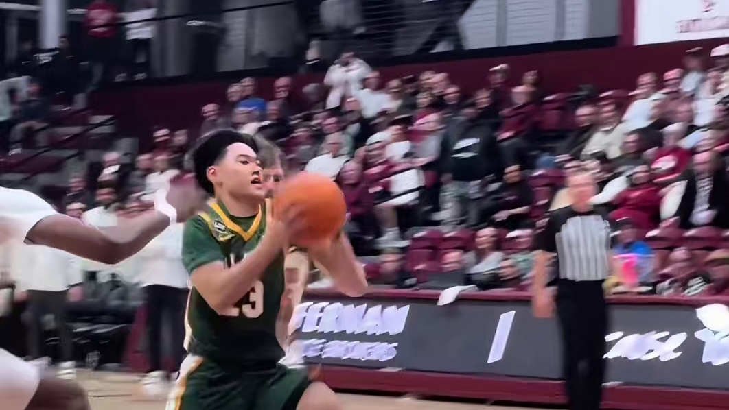 小赵突破上篮造成杀伤，双角度看看小赵突破的速度！