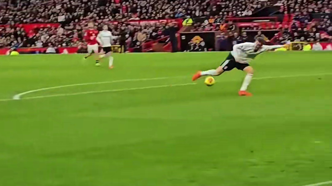 这漏球转身真灵性、如果要是停球就慢了防守球员就贴上来了