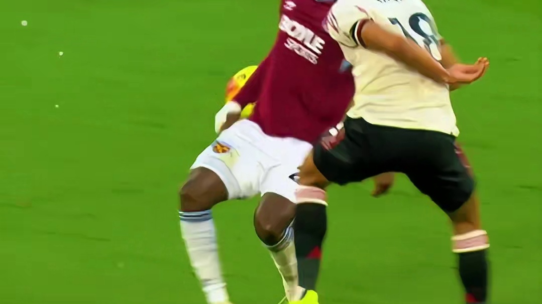 伊萨克踢的很难受，全场比赛就这一脚传到位了