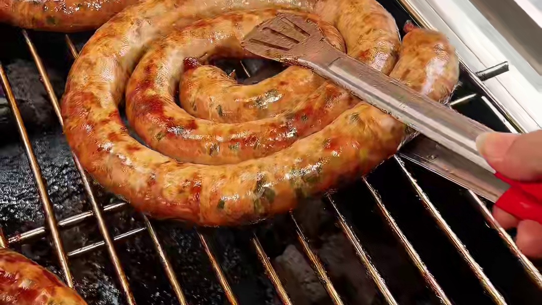 广西街头圈圈烤肠，28元一斤，第一次见烤肠还能这么吃