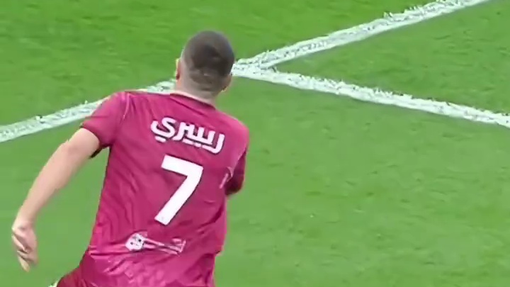 激动人心的足球比赛瞬间，谁将主宰这一刻？#足球