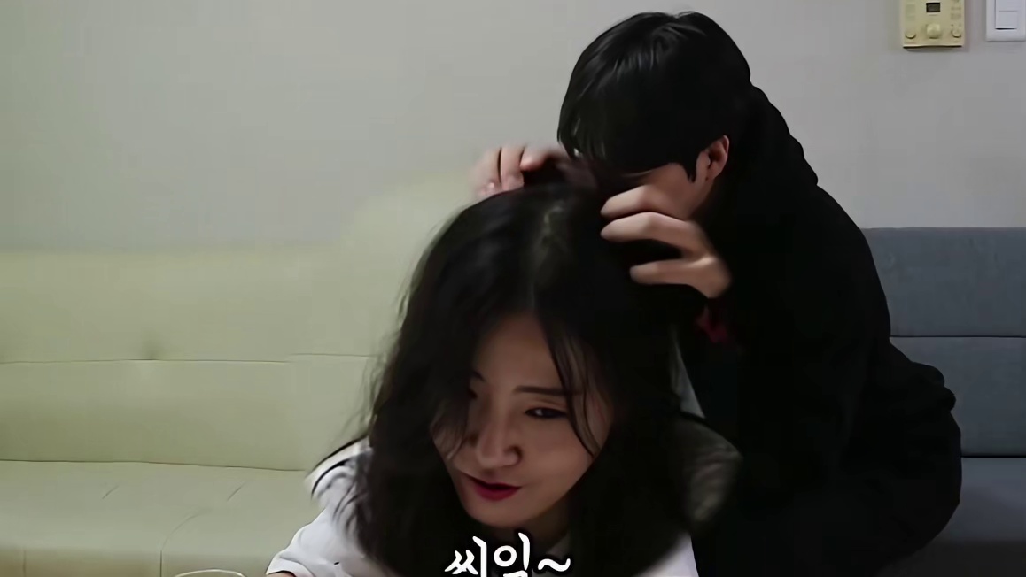 突然偷袭女同事的额头，她会是什么反应