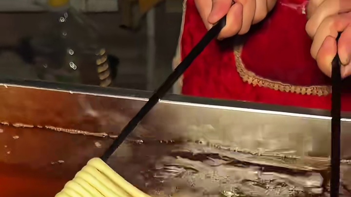 新疆街头奶油金黄炸馓子 金黄金黄的 酥酥脆脆