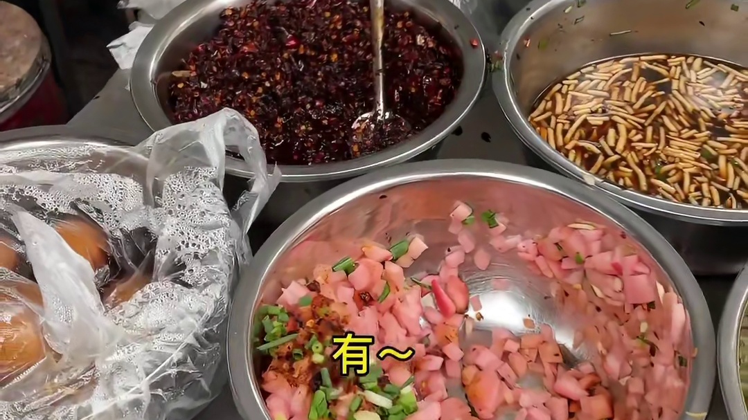 老贵阳街头美食小吃糯米饭 脆哨白糖海带丝 油辣椒，必须手捏才正宗