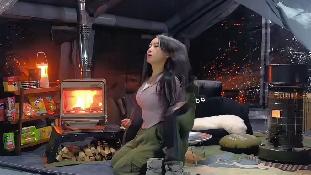 她把豪宅，搬进雪山。