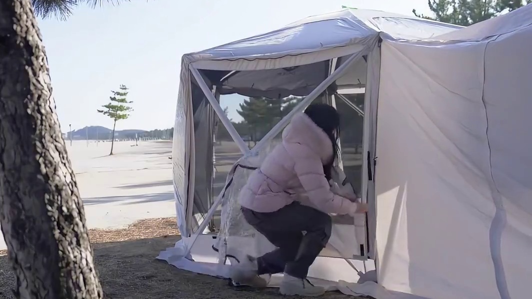 为逃离城市，她在海边重建了座城 。