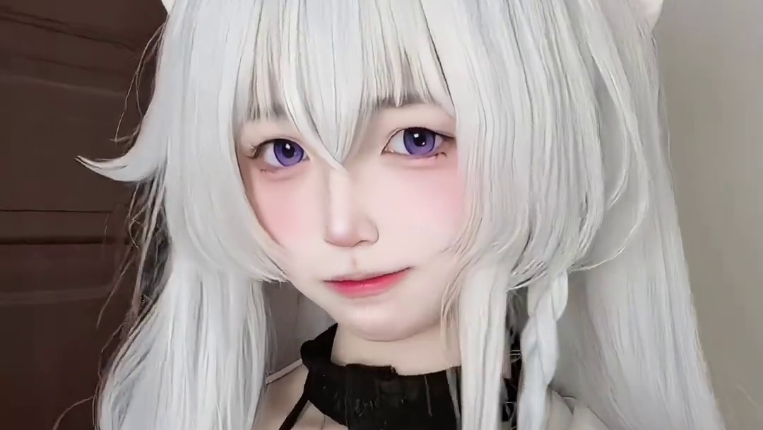 那么 这位镜子前如沉鱼落雁般美丽的天才魔女是谁呢 没错就是我 这期是