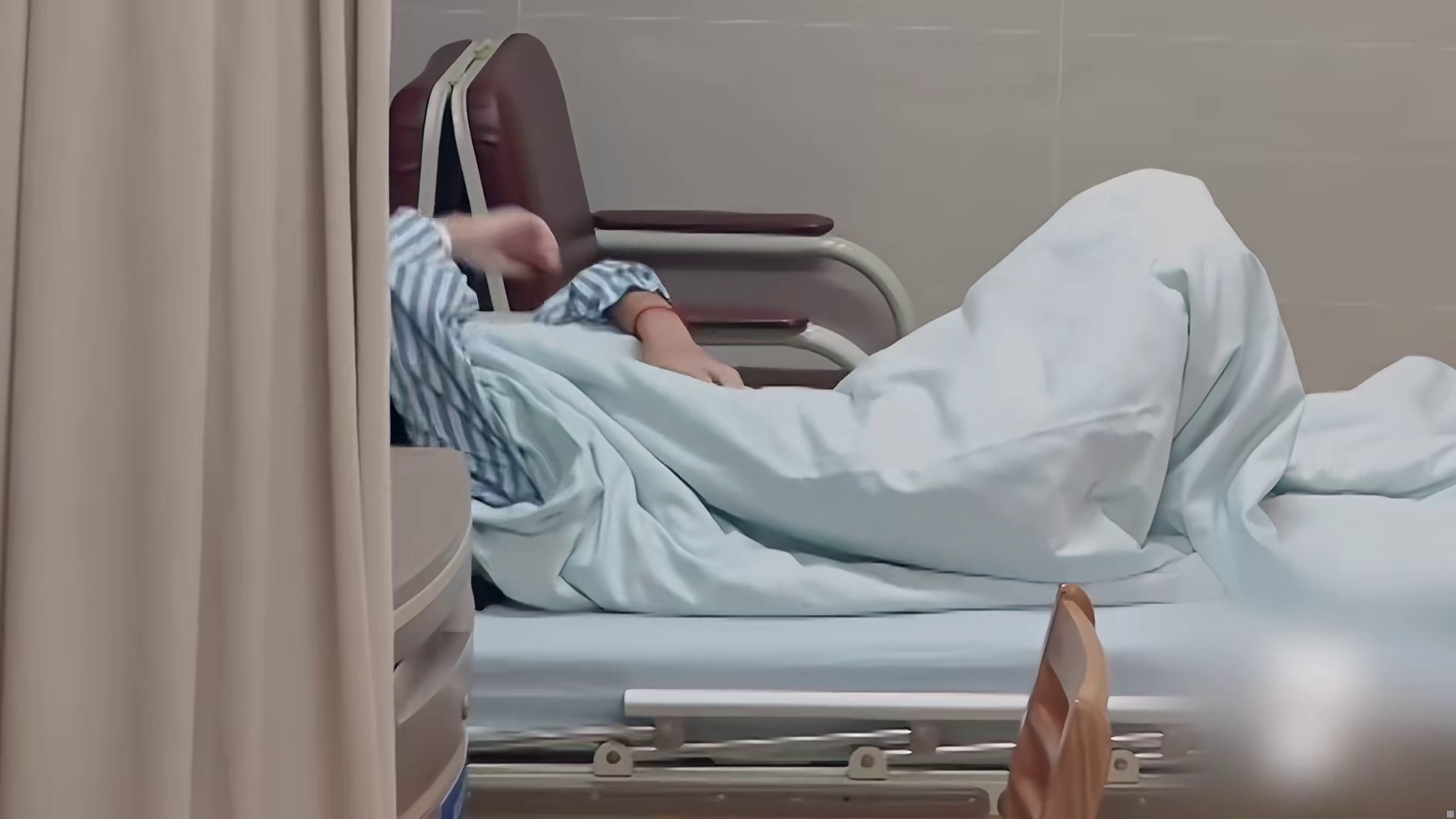 23岁女孩独自开颅手术，被实习医生晾2小时