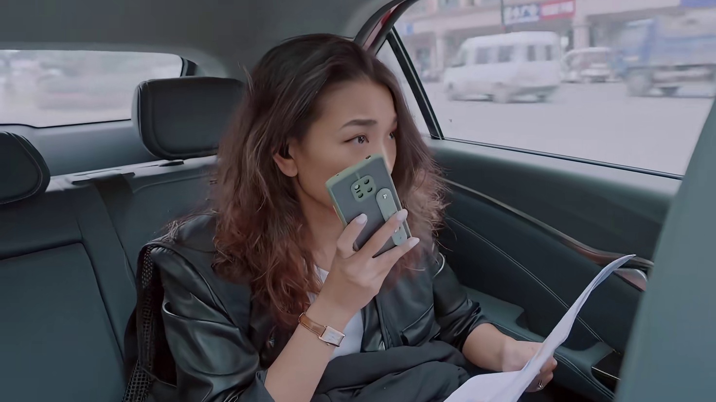 职场不相信眼泪，宝妈无奈在出租车上...