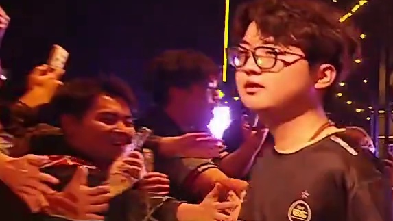 EDG vs JDG！出场仪式！！！