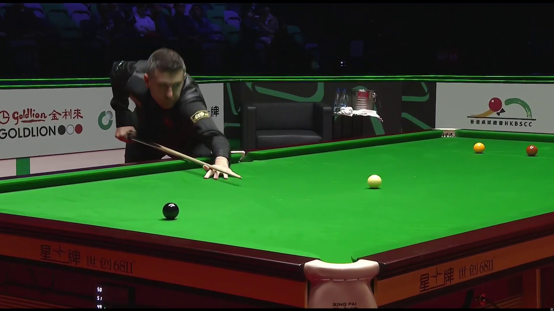 斯诺克世界大奖赛，塞尔比落后64分绝境逆转，赵心童0-3天崩开局