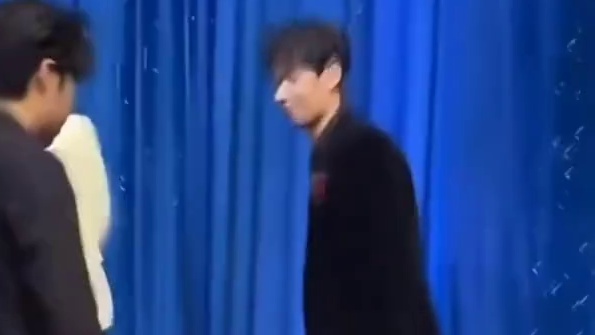 微博之夜后台，花海白敬亭无畏合照。 无畏