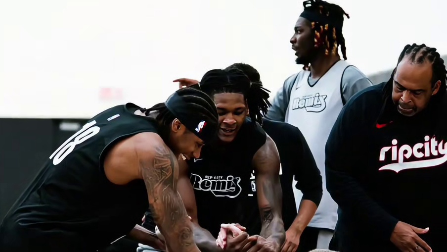 来了来了复仇大战爆打开拓者，两队实力旗鼓相当