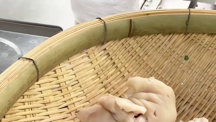 成都街头48一斤的酸辣猪蹄贵是贵了点，但嘴巴却是享受到了！！不亏啊哈哈哈