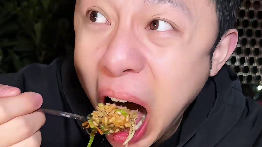 重庆街头的掰掰车夜炒饭，烟火气才是顶级美味！